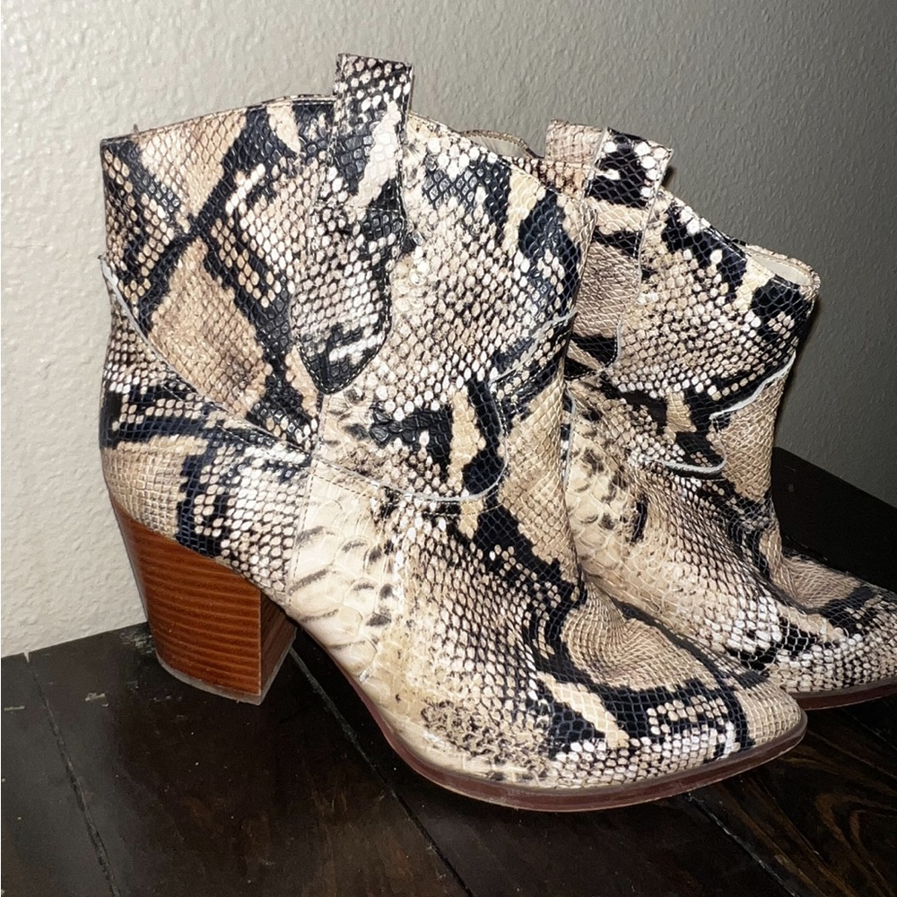 Snakeskin booties! Gibson latimer!